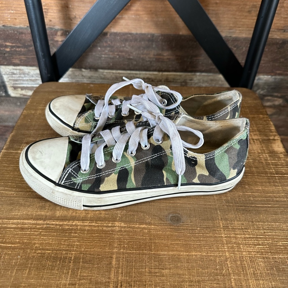 S-3 Classic Canvas Fashion Sneaker - Women’s Size 8